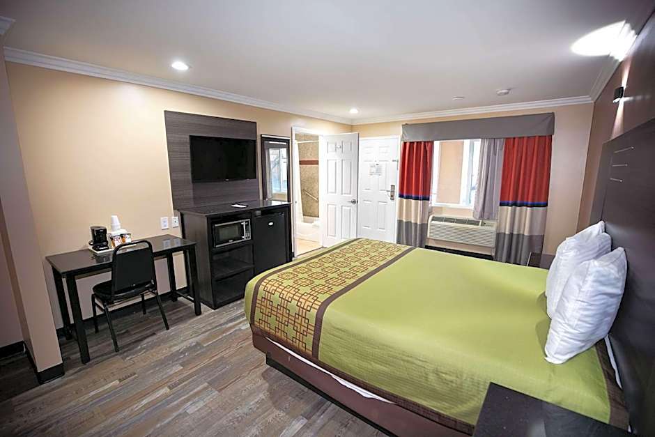 Photo 1 of 20 of 1 Queen Bed, Nonsmoking
