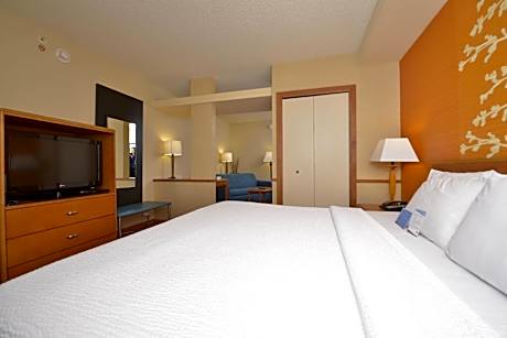 King Studio with Sofa Bed and Adapted Tub - Mobility Accessible