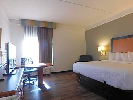 Superior King Room with Bath Tub with Grab Bars - Mobility/Hearing Accessible - Non-Smoking