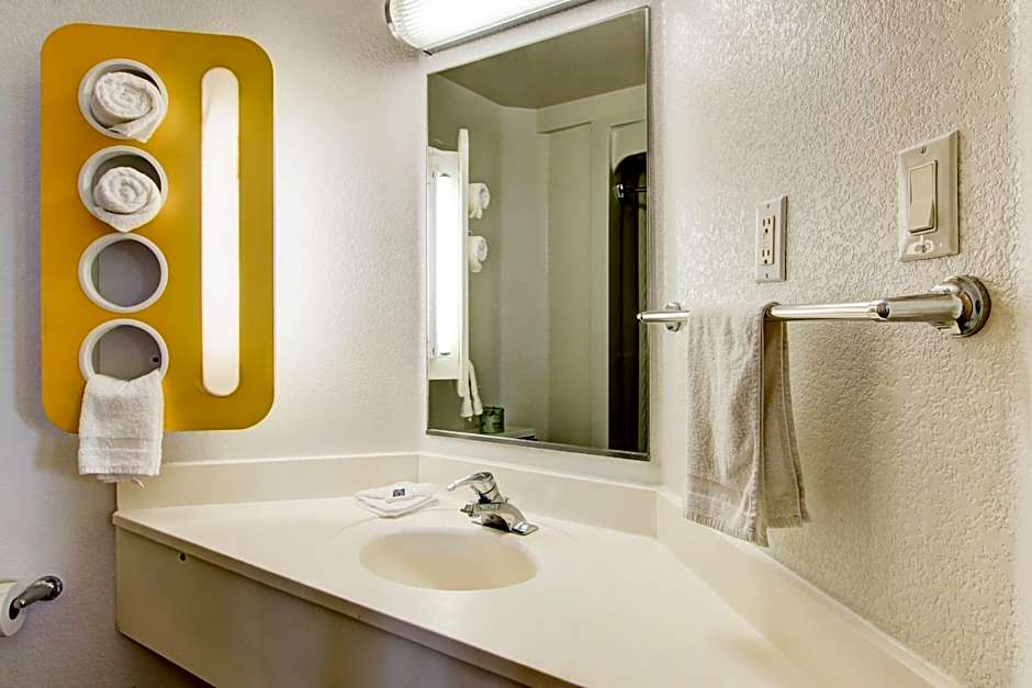 Super 8 by Wyndham Aurora East