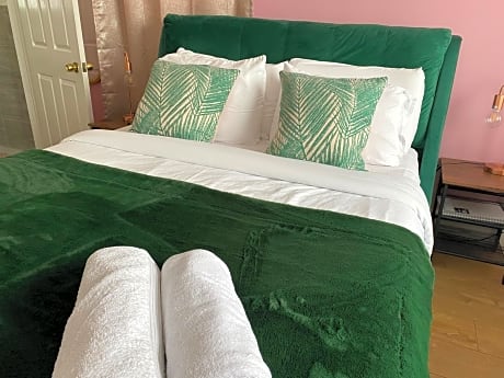 The Lily Pad near Poole Dorset Self contained private entrance and free parking