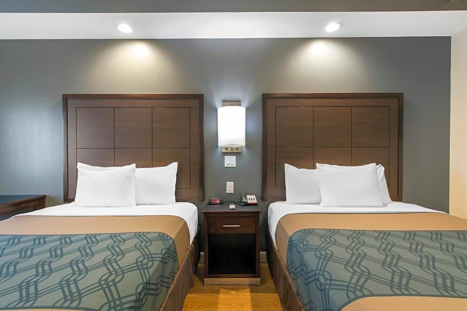 Econo Lodge Inn & Suites