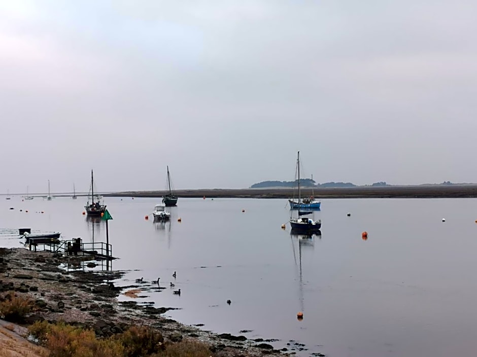 AnchorageWells Entire Cottage OR a King Ensuite on Room Only