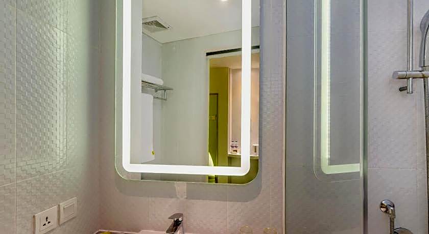 Yello Hotel Jemursari