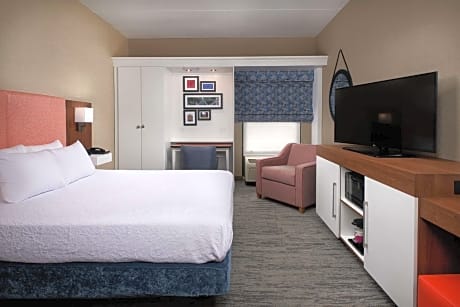 Queen Room with Roll-In Shower - Disability Access/Non-Smoking