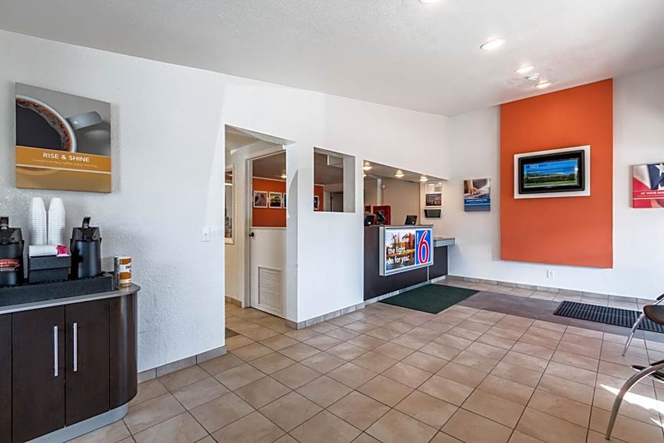 Travelodge by Wyndham Lansing