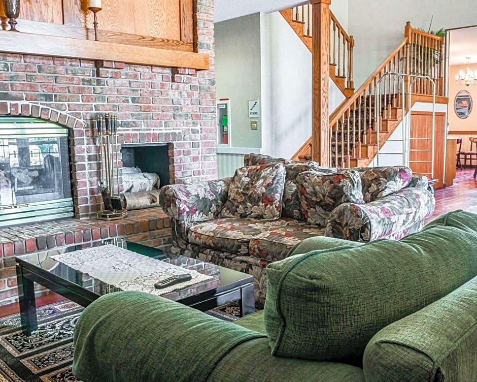 Econo Lodge Inn & Suites