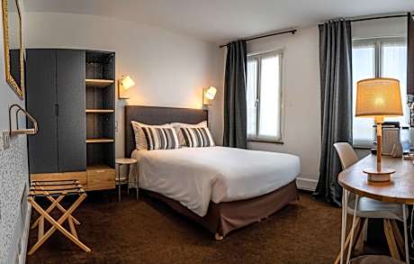1 Queen Bed, Superior Room, Street View