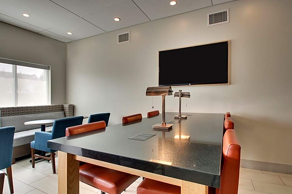 Holiday Inn Express & Suites Lancaster East - Strasburg By IHG