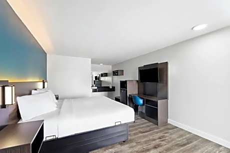 1 King Bed Nonsmoking