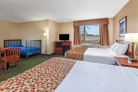 1 King Bed and 1 Queen Bed, Suite, Non-Smoking