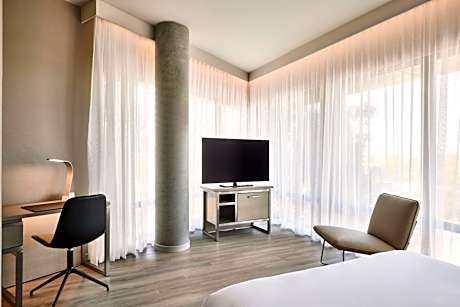 Corner King Room with Mountain View