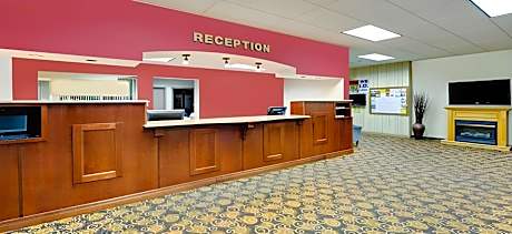 Norwood Inn & Suites Worthington