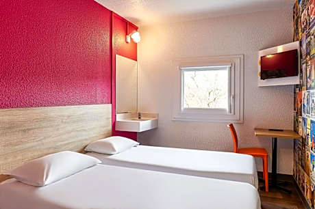 Side-Car Room with Shared Bathroom