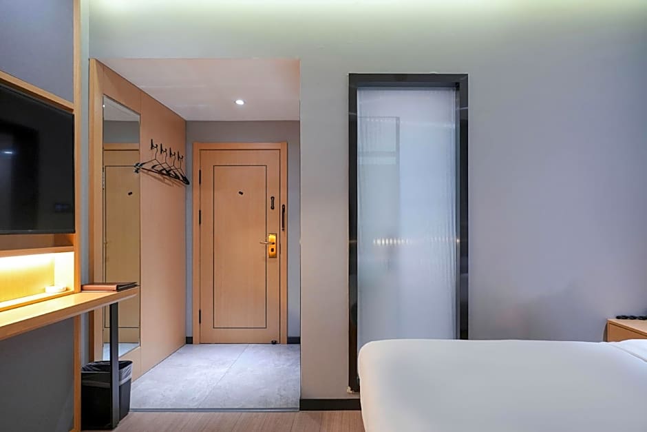 Green Tree Inn Urumqi San'gong Metro Station Exit