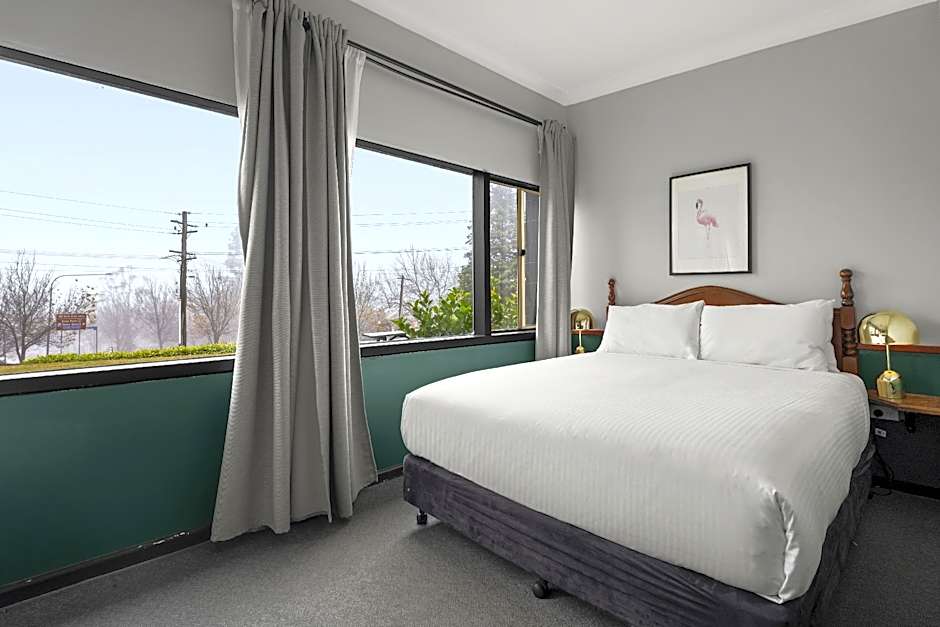 Photo 1 of 6 of Budget 1 Queen Bed