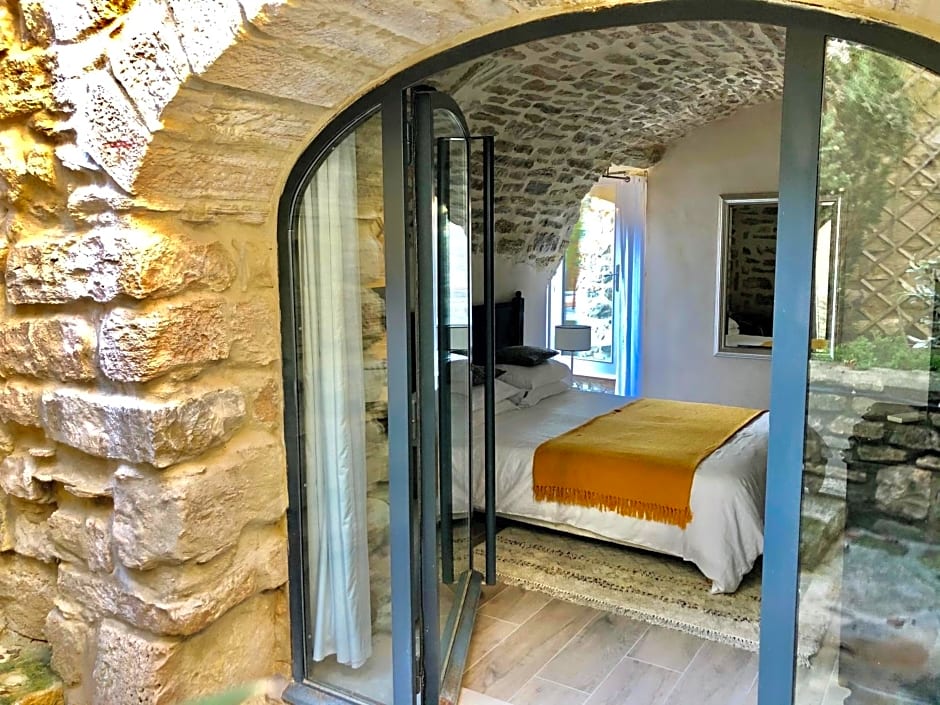 La Maison des Vendangeurs - TABLE D'HÔTES - Jacuzzi - Balnéo SPA - ACCES Piscine pour chambre Grafitti et chambre La Tour