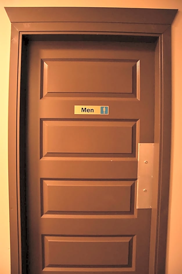 PARTY HOSTEL - The Canmore Hotel Hostel