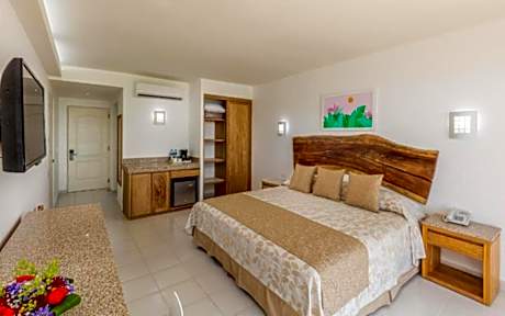 Deluxe King Room with Frontal Sea View