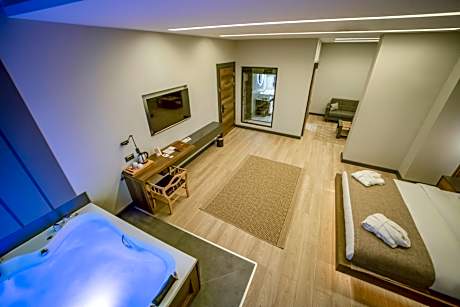 Queen Suite with Spa Bath