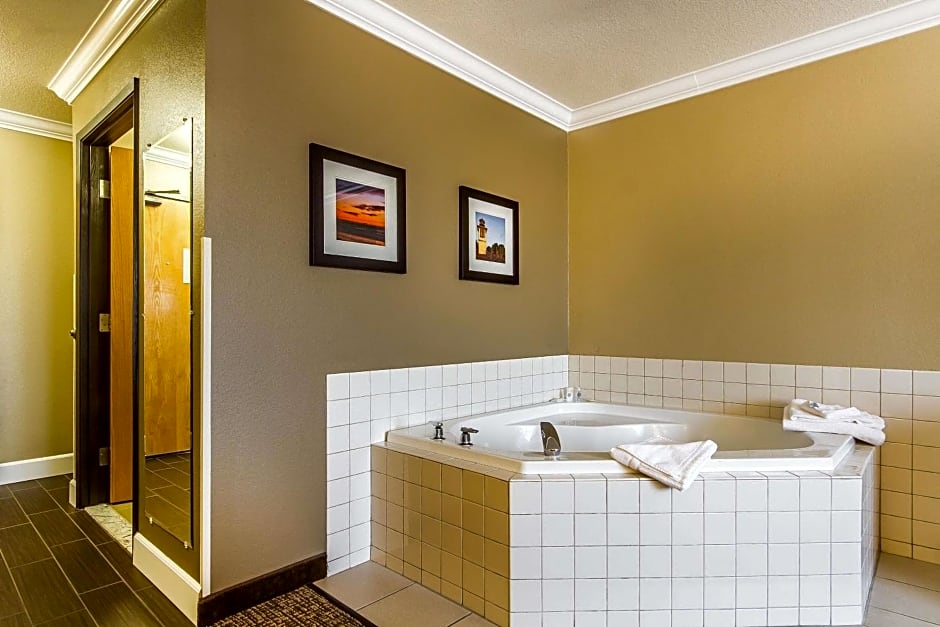 Comfort Inn & Suites Redwood Country