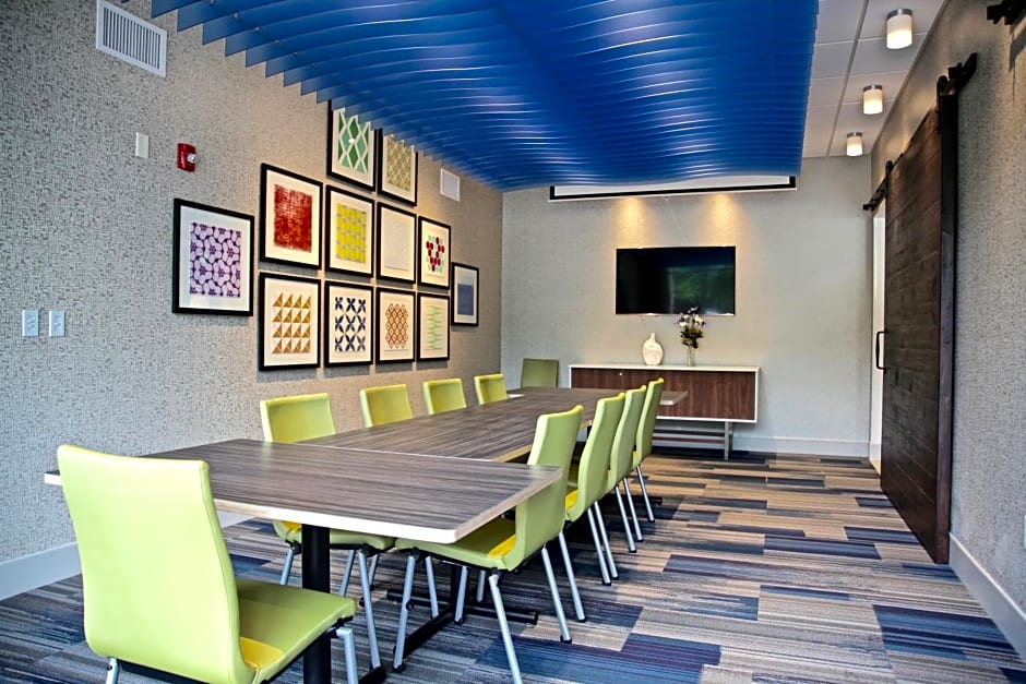 Holiday Inn Express & Suites Oswego By IHG