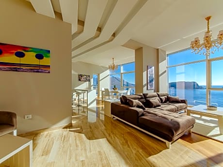 Luxury 2-Bedroom Apartment