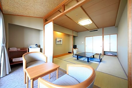 Japanese Style Room with City View