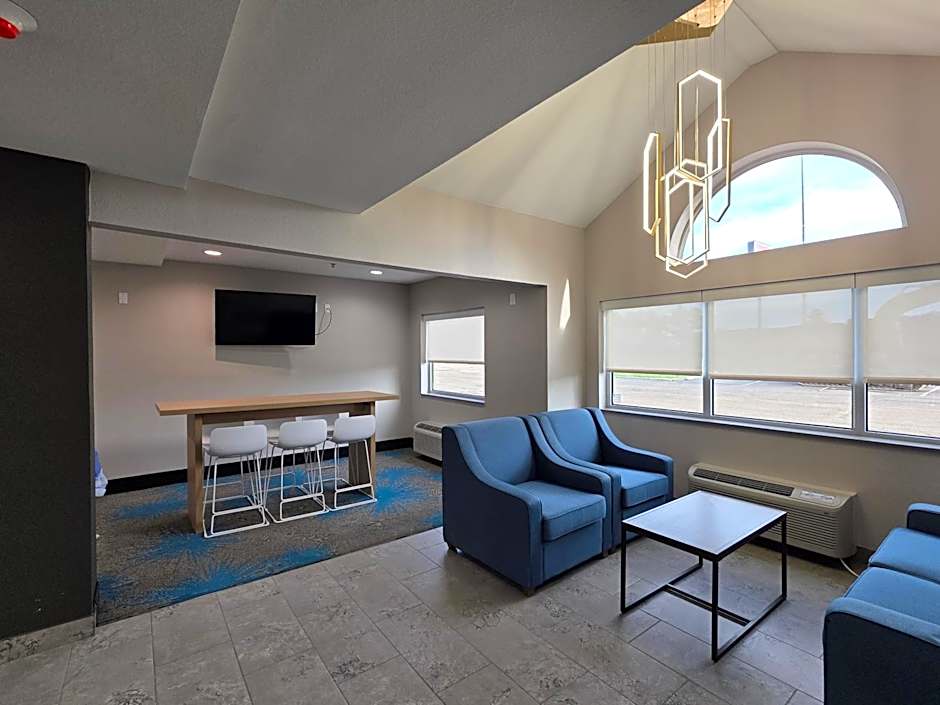 Days Inn & Suites by Wyndham Brandon Amphitheater