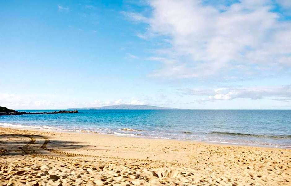 Top 10 Pick! Walk to Beach, Shops, Dining and Pool