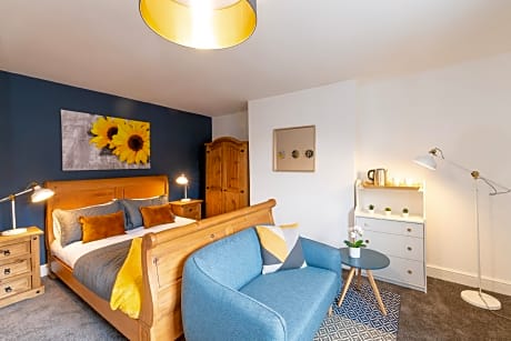 Deluxe-King-Ensuite with Shower-City View