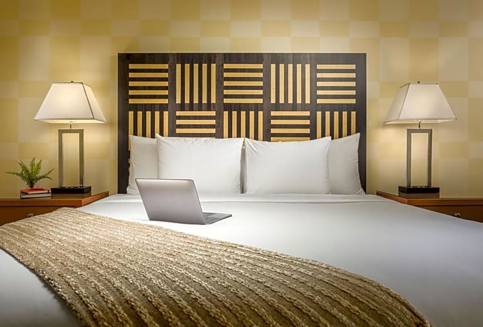 Pinnacle Hotel Harbourfront