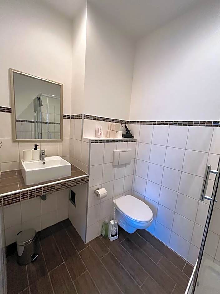 Doppelzimmer-Bad-Kühlschrank-Parkplatz-10