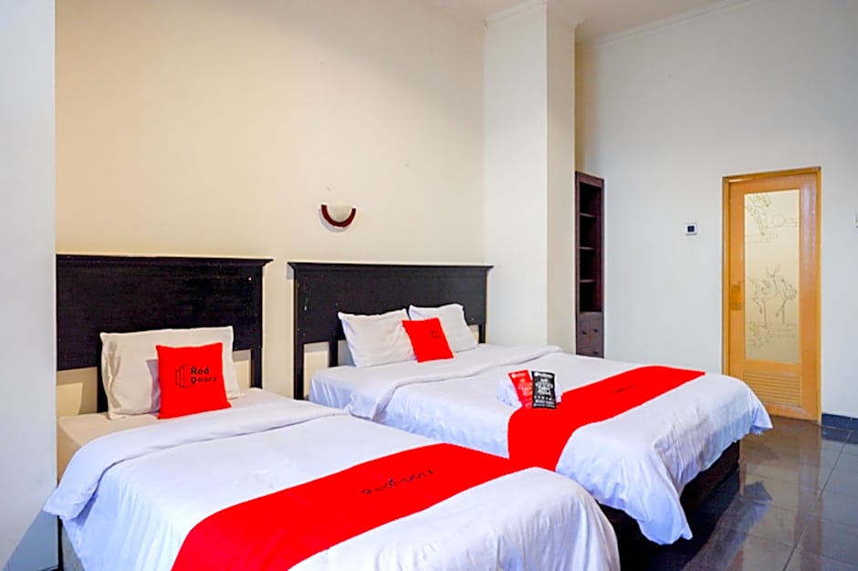 RedDoorz near Tugu Yogyakarta