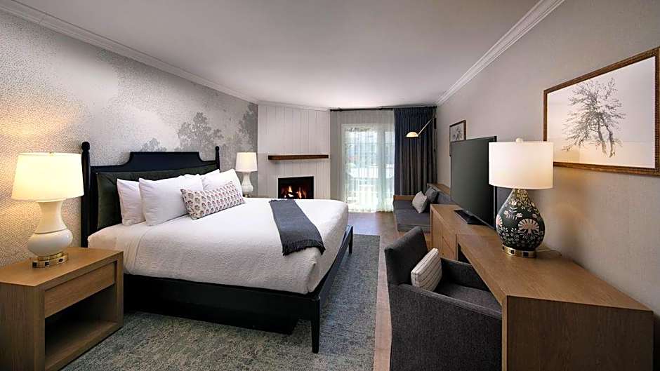 Zdjęcie 1 z 4 — 1 King Bed, Partial Ocean View, Patio