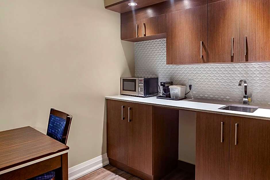 Econo Lodge Inn & Suites Downtown