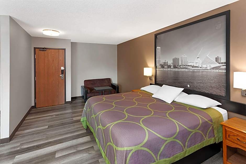 Super 8 by Wyndham Green Bay Near Stadium