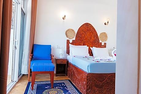 Deluxe Double Room with Side Sea View