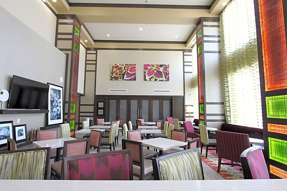 Hampton Inn By Hilton & Suites Dallas Market Center