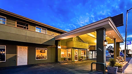 RiverTree Inn & Suites