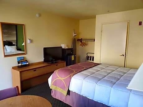 Queen Room - Mobility Access/Non-Smoking