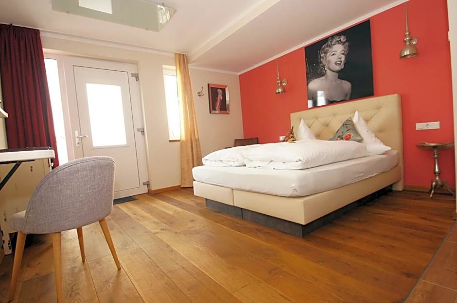 UNO Hotel Chapeau Noir - Free Parking