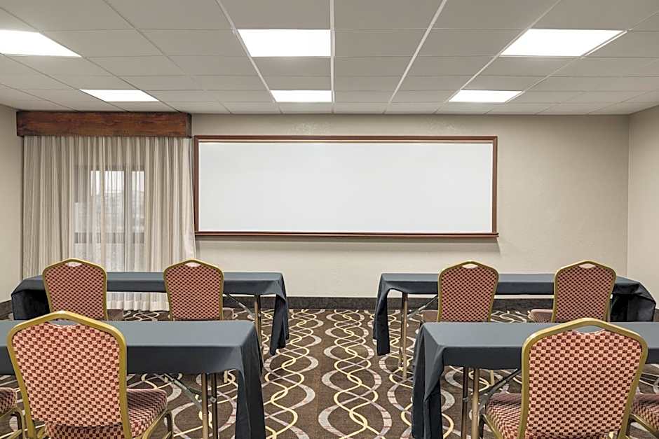 AmericInn by Wyndham Grand Rapids Airport North