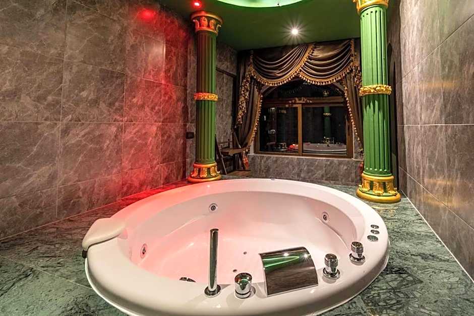 The Castle Pratumnak Hill Pattaya 6 Bedroom