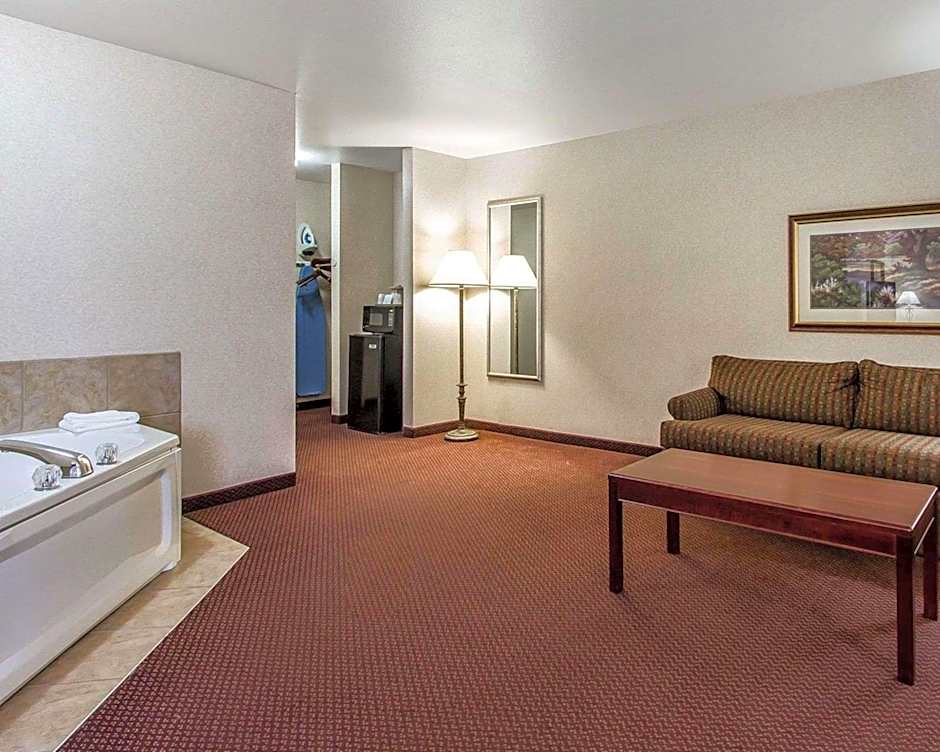 Quality Inn & Suites Fort Madison near Hwy 61