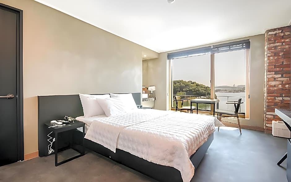 B&F Hotel