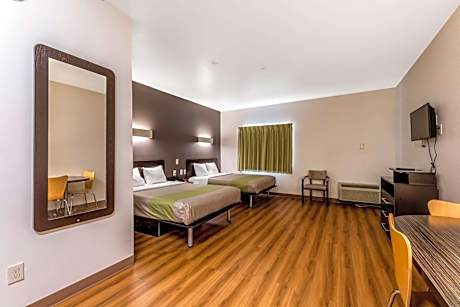 Deluxe Queen Room with Three Queen Beds - Non-Smoking