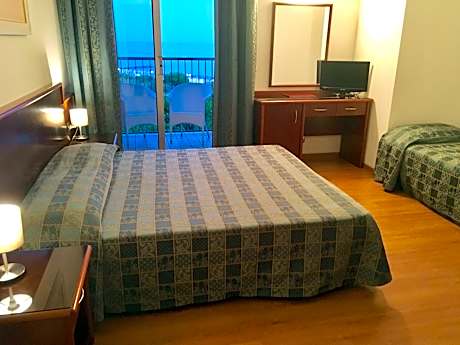 Family Room with Balcony (2 Adults + 2 Children)