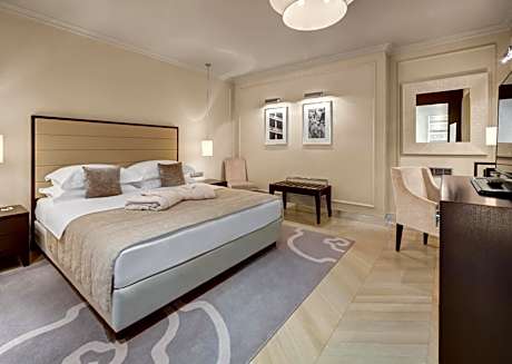 Penthouse Suite with Hot Tub