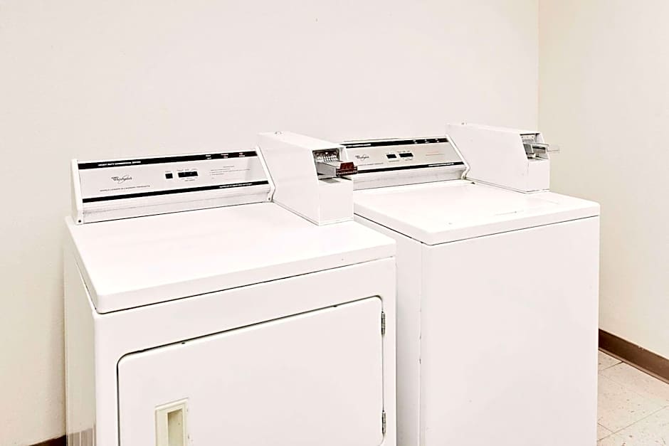 Days Inn & Suites by Wyndham Opelousas